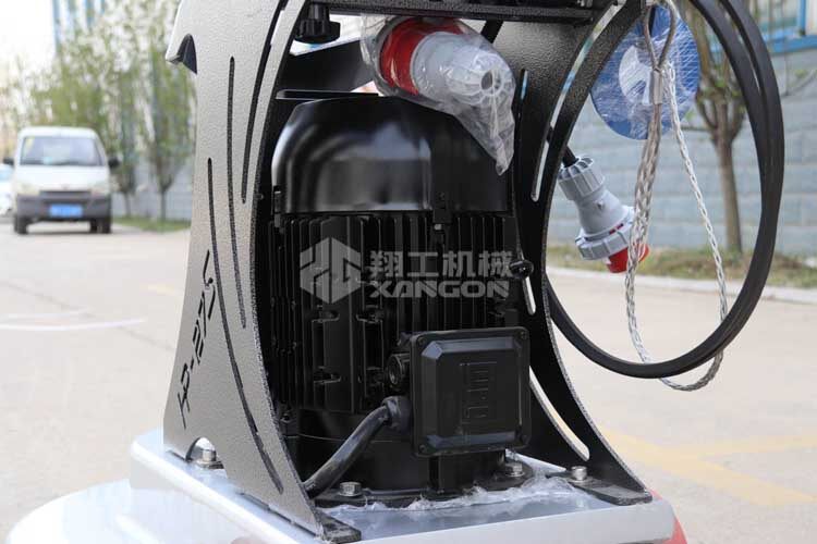 拋光機(jī)是為了讓地面表面有光澤，需要先研磨后才可以拋光。拋光分為粗拋和精拋，這時候可以使用拋光機(jī)，配合拋光墊，提高地面的光澤度。高速地坪拋光機(jī)讓你輕松完成地坪拋光工作，提高地坪亮度。