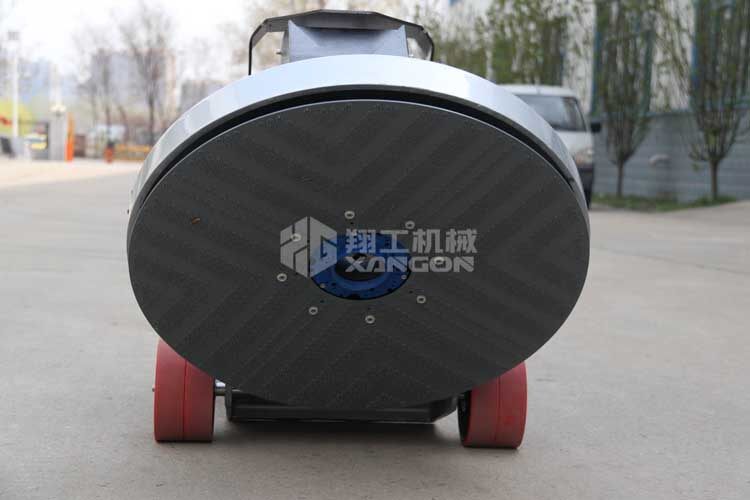 拋光機(jī)是為了讓地面表面有光澤，需要先研磨后才可以拋光。拋光分為粗拋和精拋，這時候可以使用拋光機(jī)，配合拋光墊，提高地面的光澤度。高速地坪拋光機(jī)讓你輕松完成地坪拋光工作，提高地坪亮度。