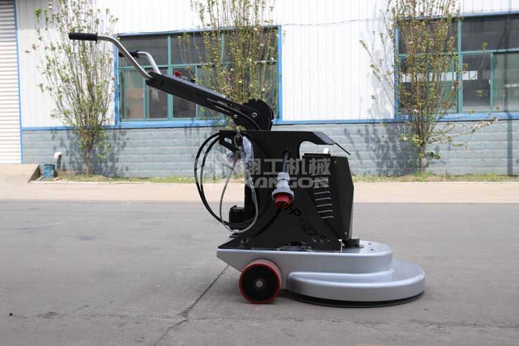 拋光機(jī)是為了讓地面表面有光澤，需要先研磨后才可以拋光。拋光分為粗拋和精拋，這時候可以使用拋光機(jī)，配合拋光墊，提高地面的光澤度。高速地坪拋光機(jī)讓你輕松完成地坪拋光工作，提高地坪亮度。