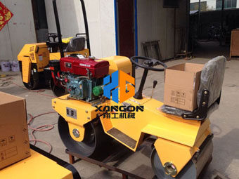 濰坊風(fēng)箏節(jié)草坪壓平，客戶選擇了翔工小型壓路機