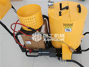 翔工瀝青灌縫機(jī)打造競(jìng)爭(zhēng)優(yōu)勢(shì)，在養(yǎng)護(hù)設(shè)備市場(chǎng)中脫穎而出