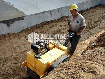 手扶小型壓路機(jī)路基施工注意事項