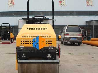 座駕壓路機(jī)“身材小，能量大”