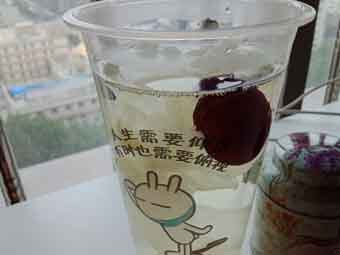 炎炎夏日到來(lái)，一杯銀耳紅棗美如詩(shī)！