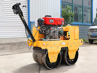 小型壓路機(jī)雨季夜間施工應(yīng)該注意哪些問(wèn)題呢？