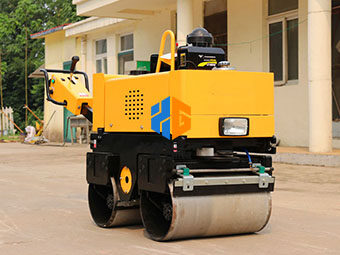 關(guān)于小型壓路機(jī)如何減少摩擦問(wèn)題呢？