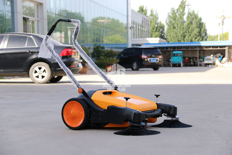 過來人：手推式掃地機(jī)這么做，比電動(dòng)掃地車都值！